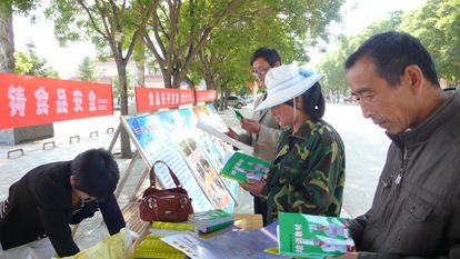 彭陽(yáng)縣食藥監(jiān)局組織餐飲企業(yè)開(kāi)展食品安全宣傳活動(dòng)，筑牢餐飲服務(wù)安全防線(xiàn)